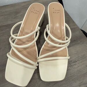A New Day woman sandals color tan size 8.5